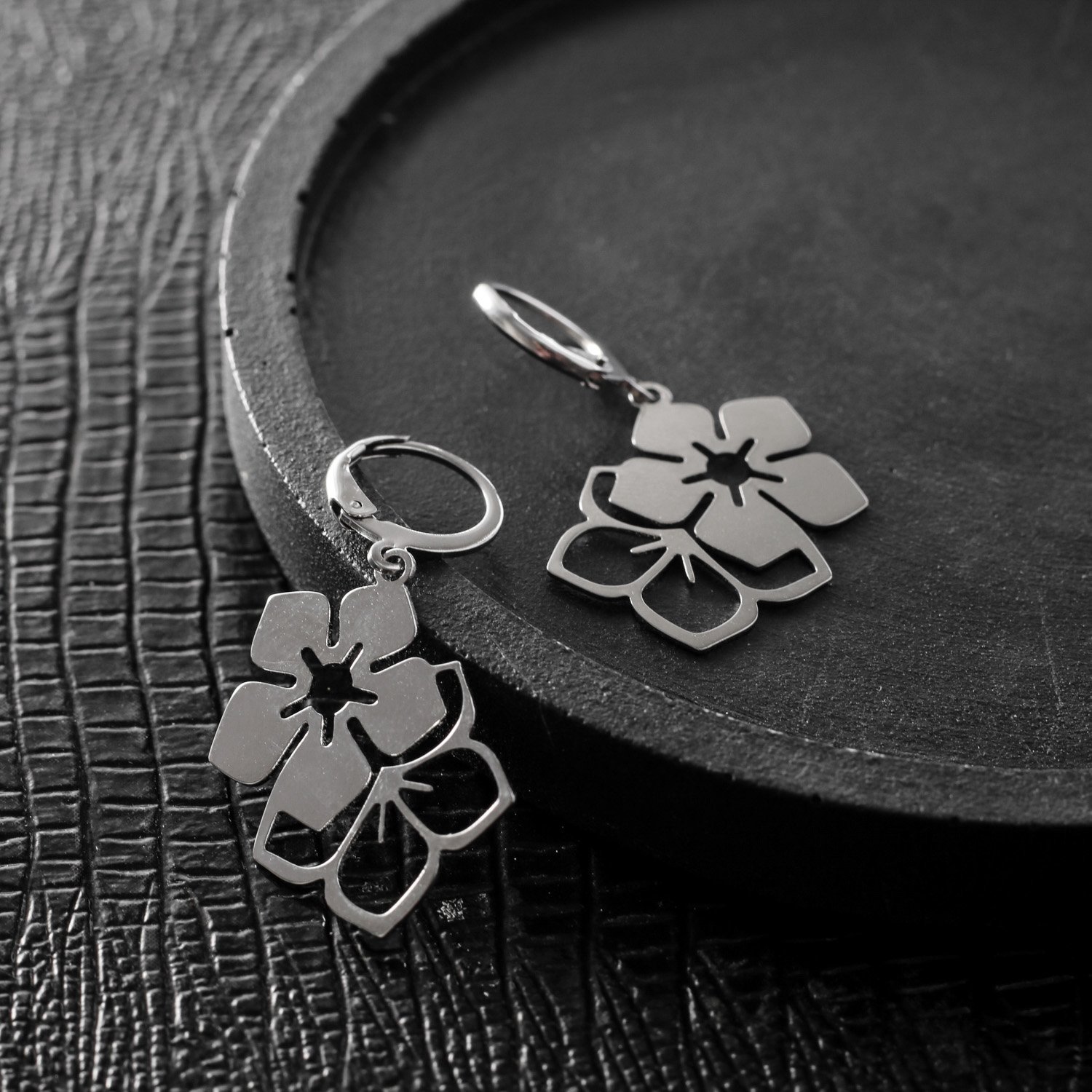 Bla-84-Inox Brinco Argola Articulada De Flor Vazada (Aço Inox).