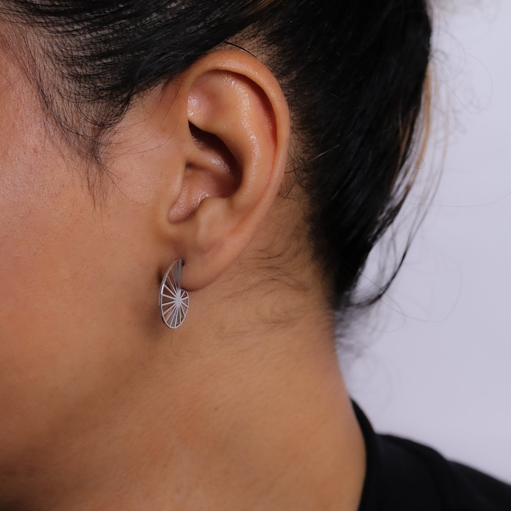 Bls-1816-Rd Brinco Meia Argola Em Etalhe Espiral - Ródio Branco.