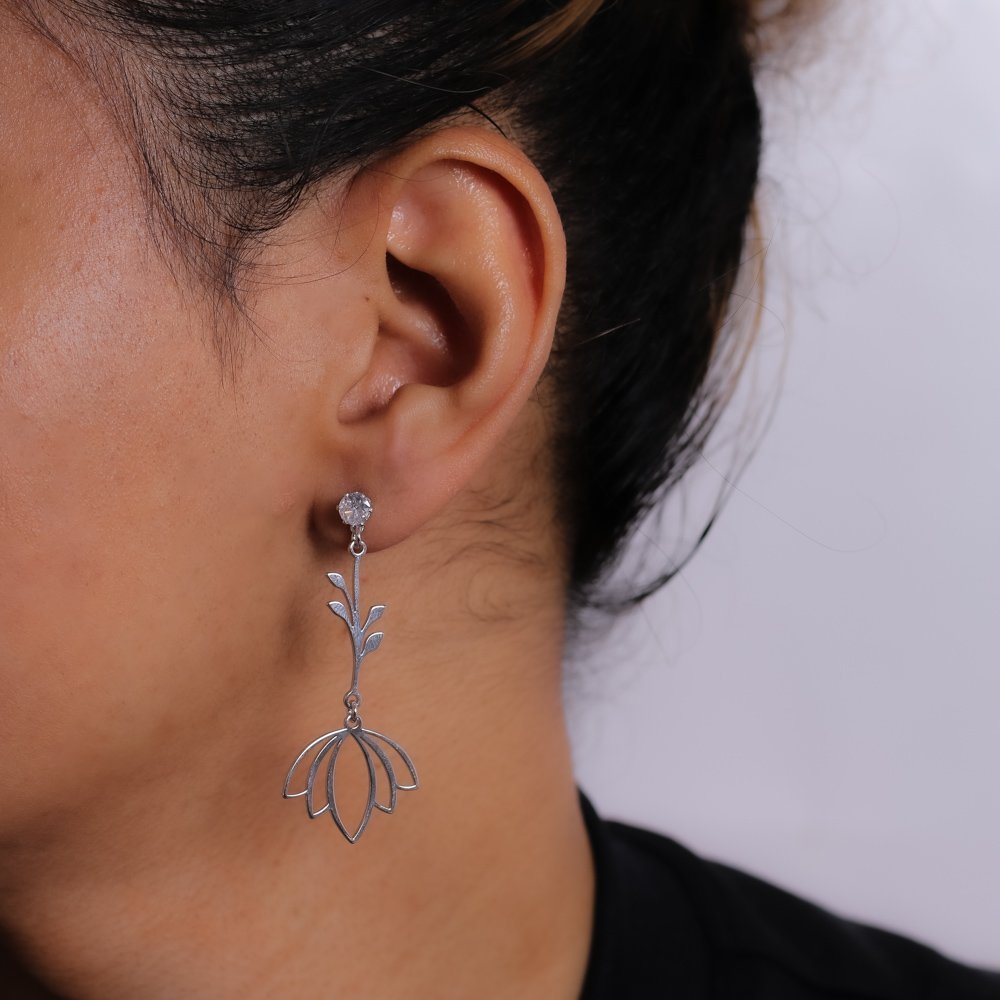 Bls-1908-Rd Brinco Longo De Flor Vazada Com Zircônia Cristal - Ródio Branco