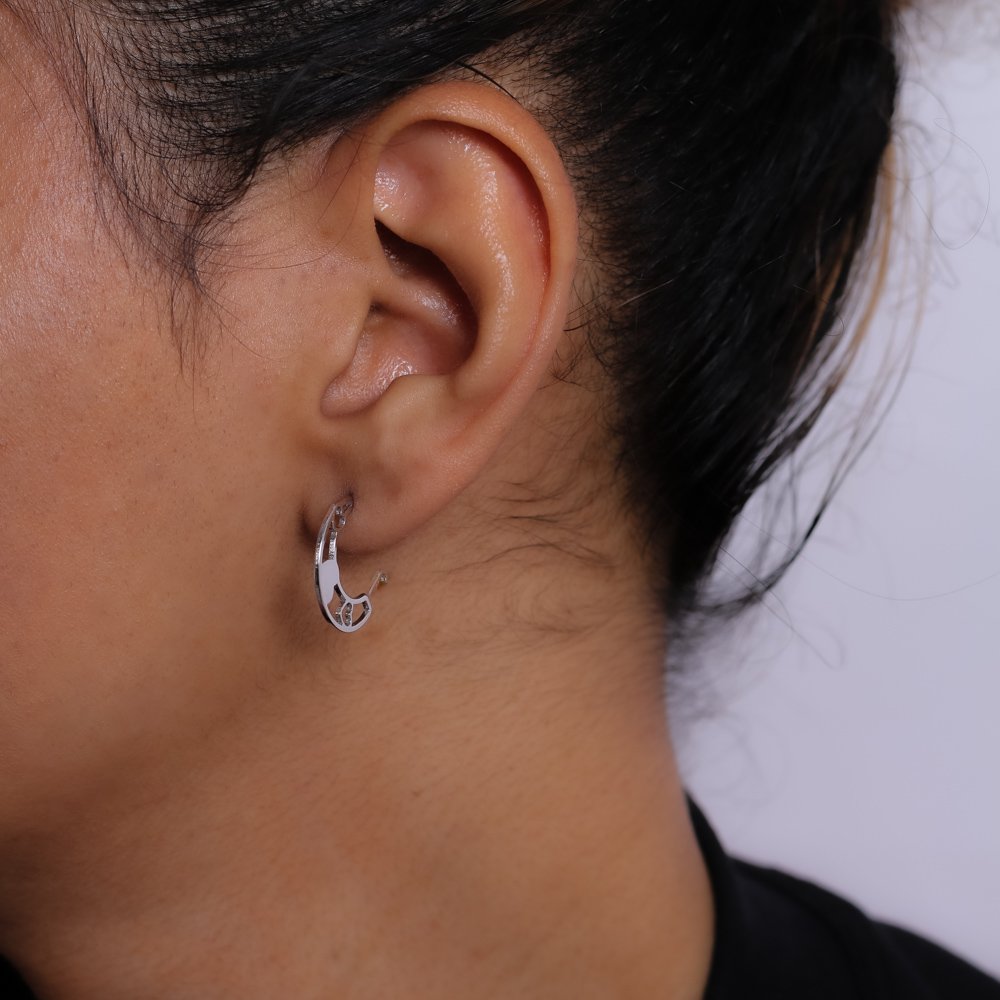 Bls-2378-Rd Brinco Meia Argola Vazada Com Coração - Ródio Branco.