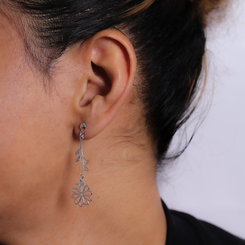 Bls-2384-Rd Brinco Longo De Flor Vazada Com Zircônia Cristal - Ródio Branco.