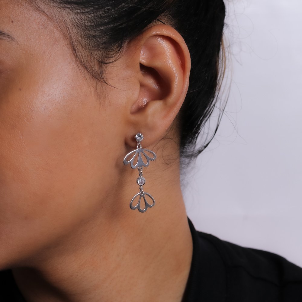 Bls-2712-Rd Brinco Longo De Flor Vazada - Ródio Branco.