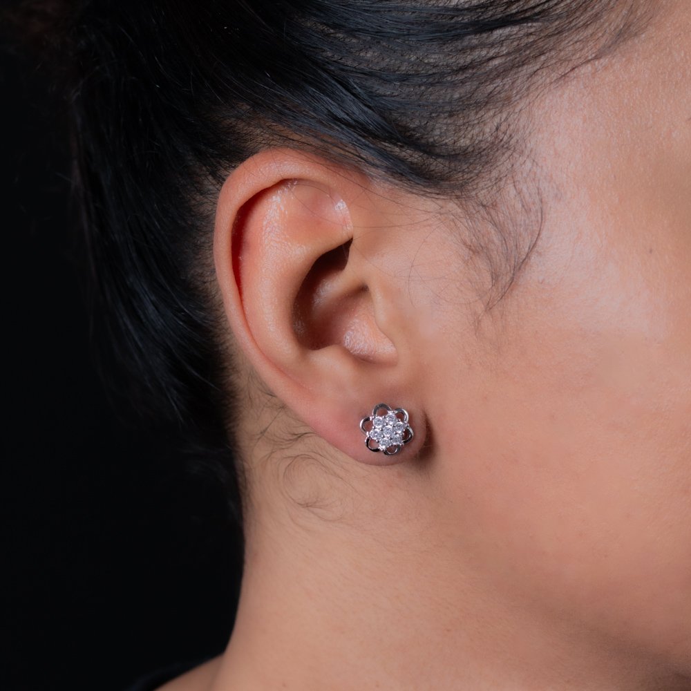 Br-1110-Rd Brinco De Flor Cravejado De Zircônias Cristais - Ródio Branco.