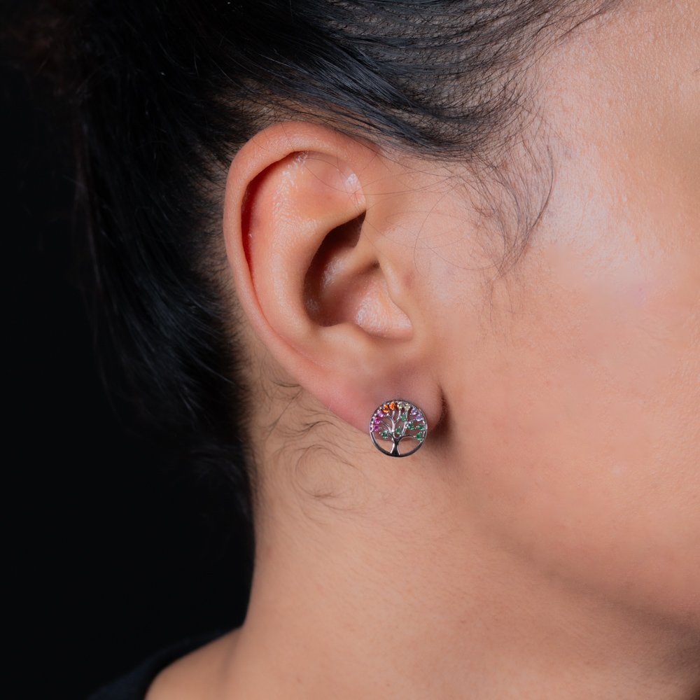 Br-1113-Rd Brinco Árvore Da Vida Cravejada De Zircônias Coloridas - Ródio Branco.