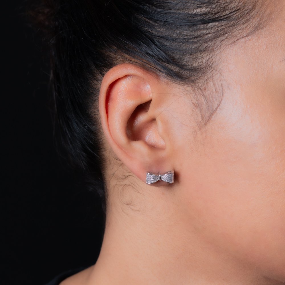 Br-1122-Rd Brinco De Laço Cravejado De Zircônias Cristais - Ródio Branco.