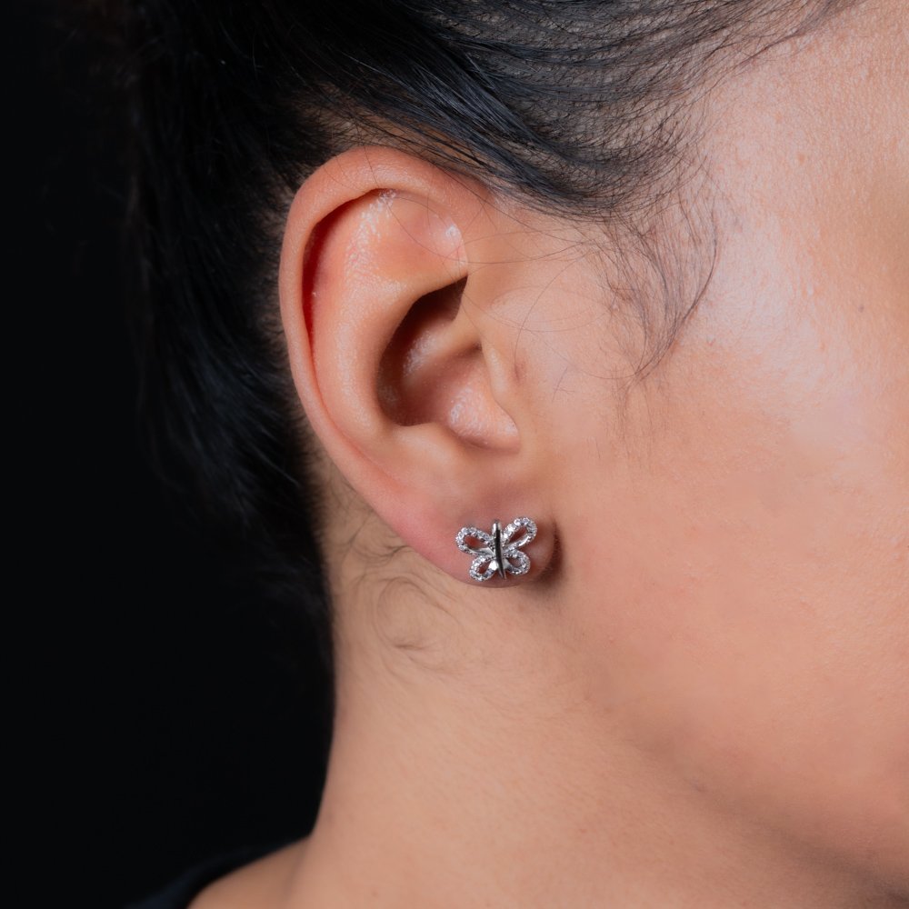 Br-1126-Rd Brinco De Borboleta Cravejado De Zircônias Cristais - Ródio Branco.