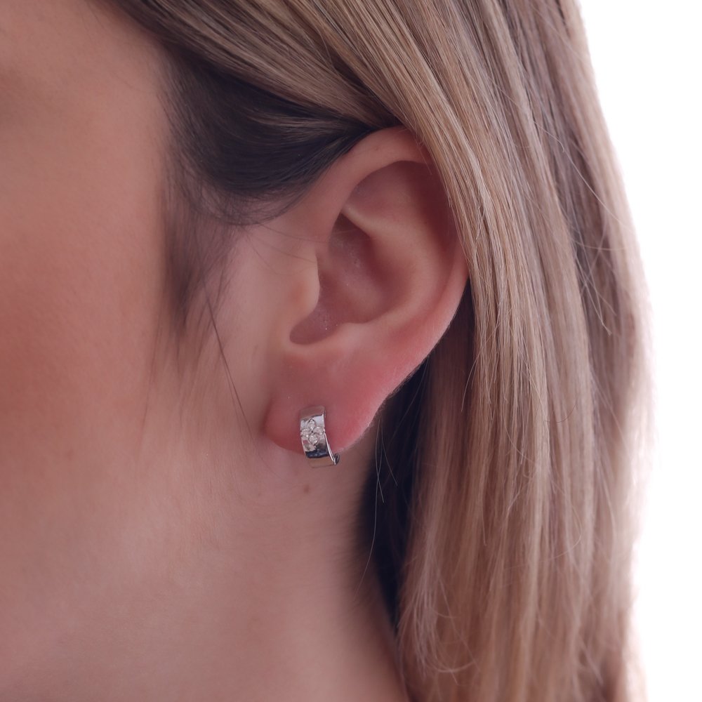 Br-1136-Rd Brinco Argola Articulada Detalhe De Flor Cravejada De Zircônia Cristal - Ródio Branco.