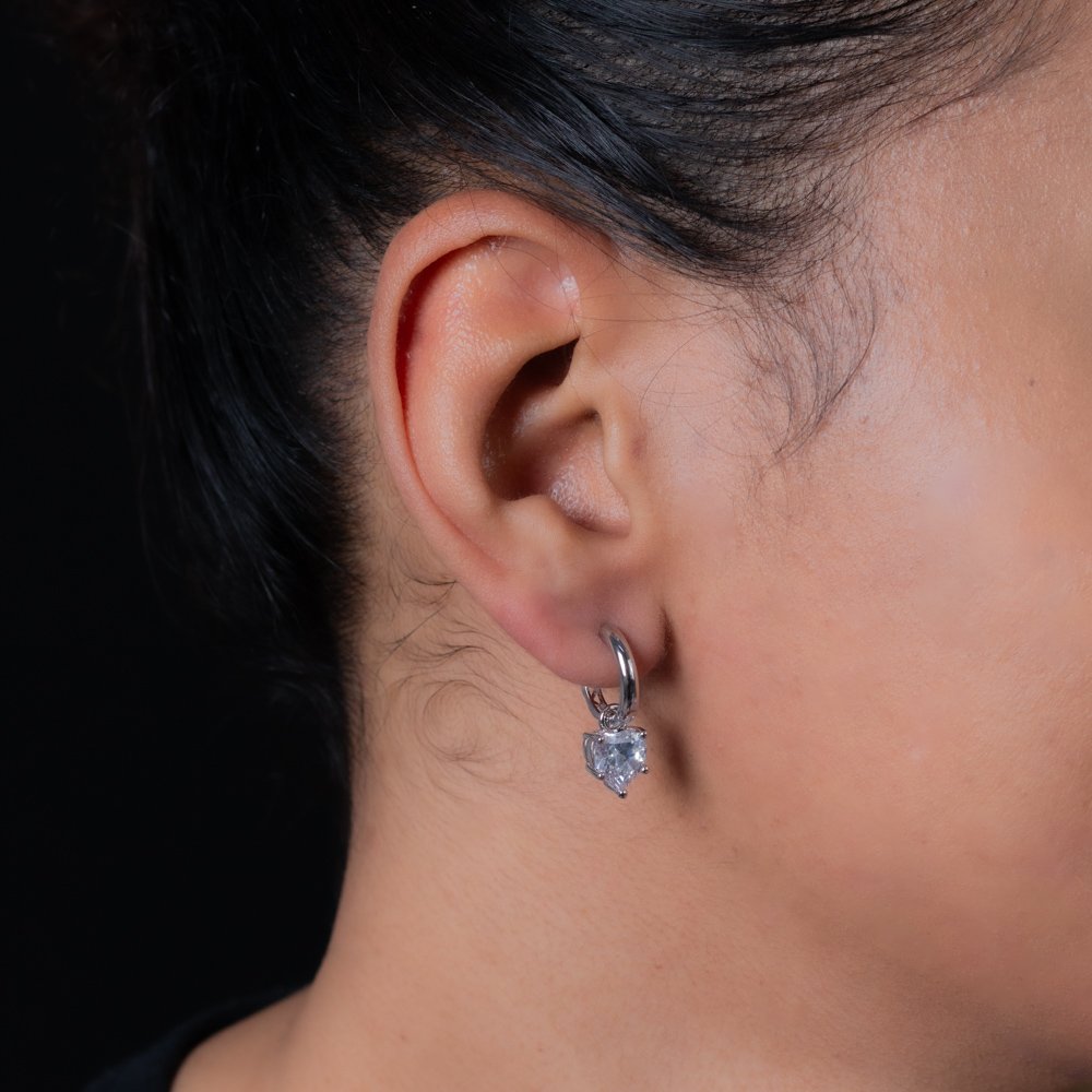 Br-1141-Rd Brinco Argola Articulada Com Coração Cravejado Cristal - Ródio Branco.