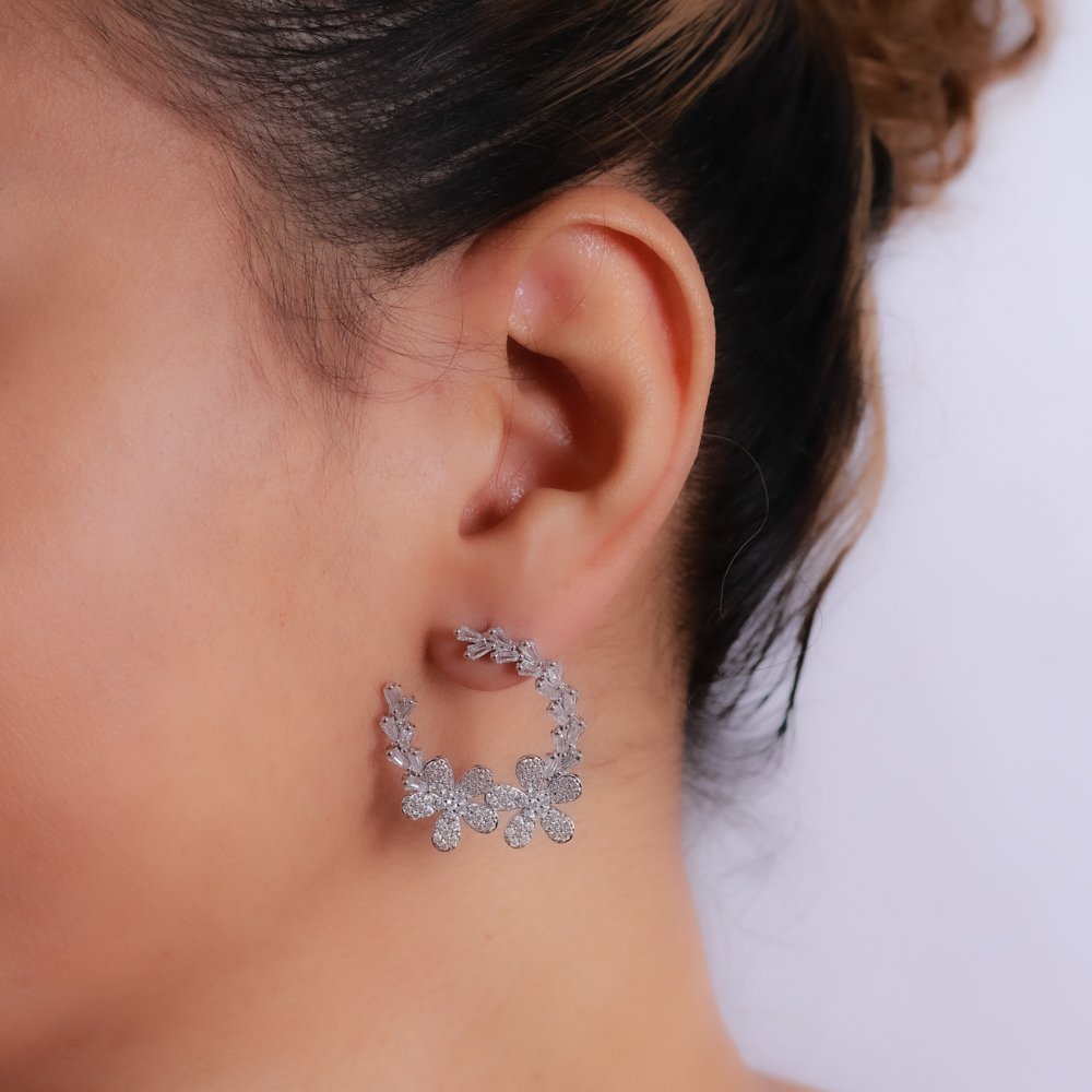 Brd-1385-Rd Brinco Com Flores Cravejado De Zircônias Cristais - Ródio Branco.