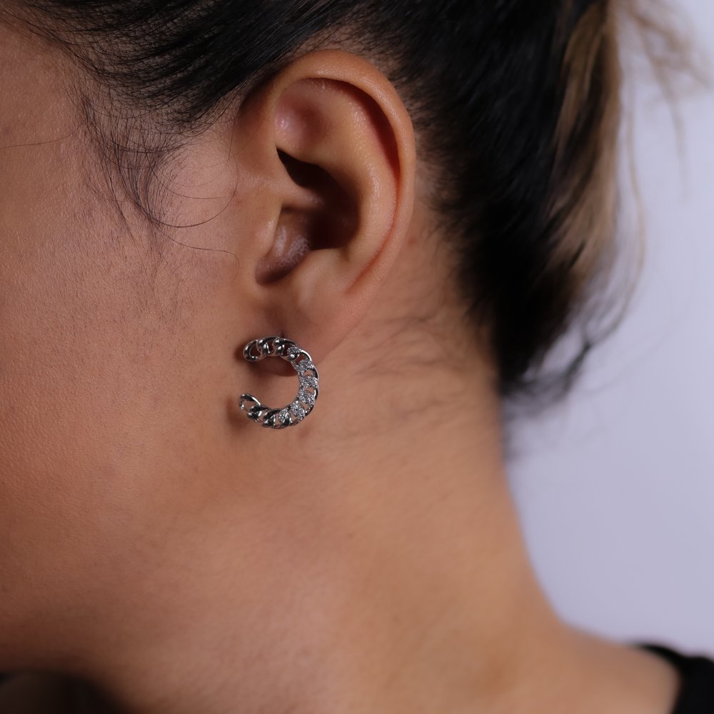 Brf-1102-Rd Brinco Meia Argola De Elos Cravejado Cristal - Ródio Branco.