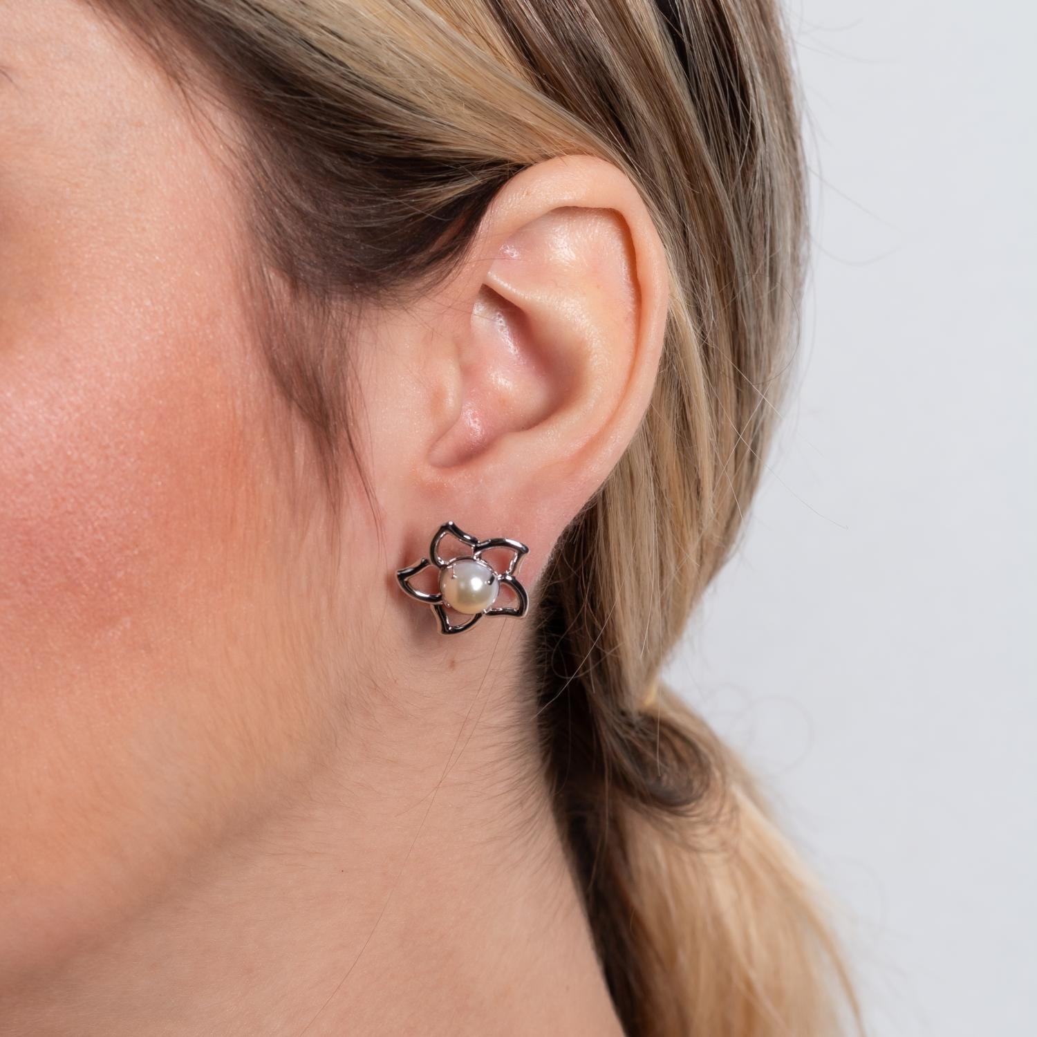 Brf-1130-Rd Brinco De Flor Vazado Com Pérola - Ródio Branco.