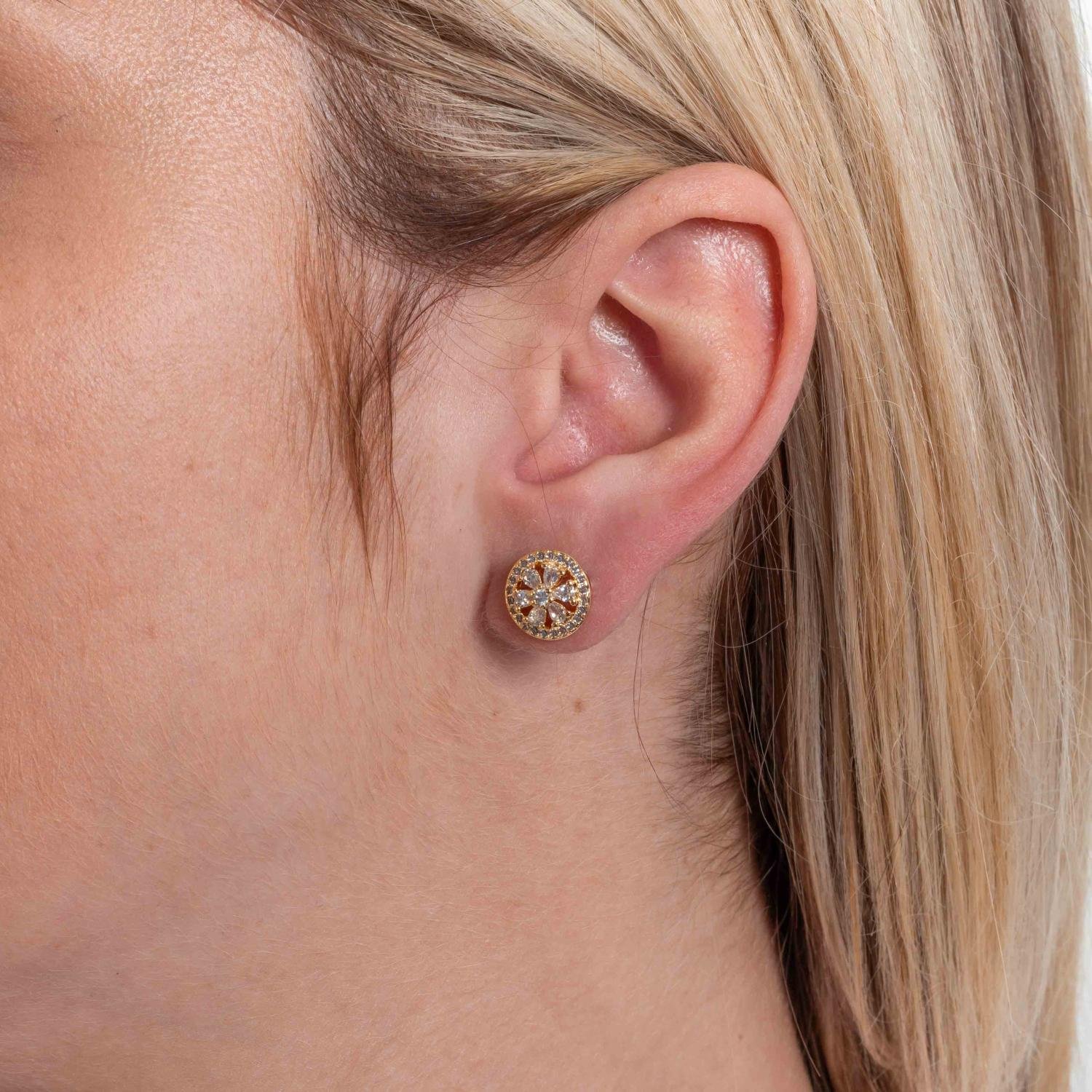 Brf-1246-Do Brinco Redondo De Flor Cravejado De Zircônias Cristais.