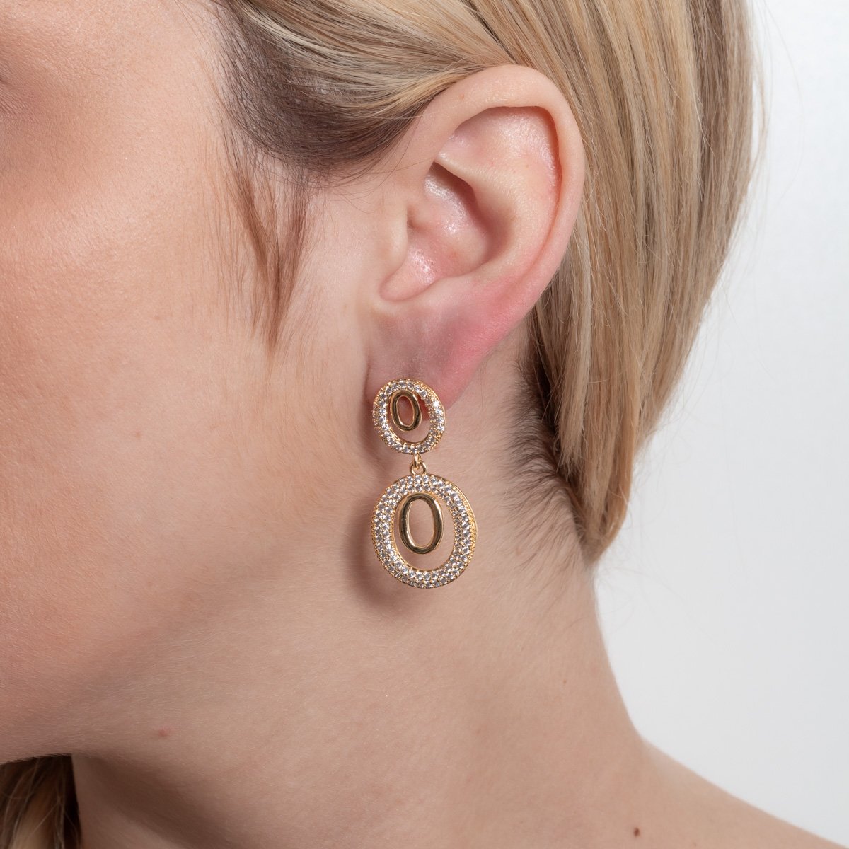 Brf-1405-Do Brinco Médio Cravejado De Zircônias Cristais.