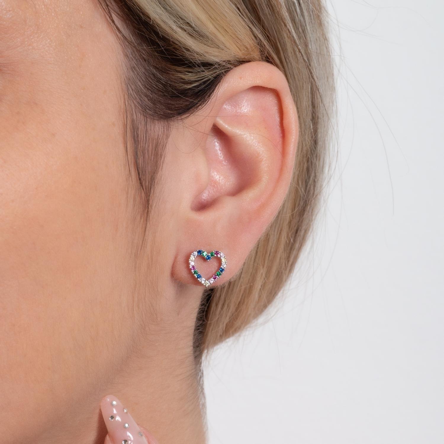 Brf-794-Rd Brinco De Coração Vazado Cravejado Colorido - Ródio Branco.