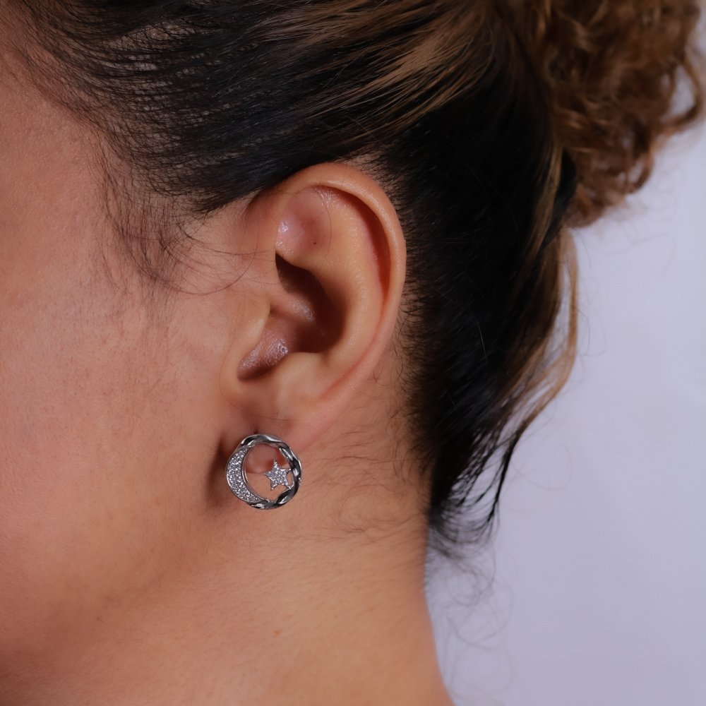 Brf-943-Rd Brinco De Estrela E Lua Cravejado Cristal - Ródio Branco.