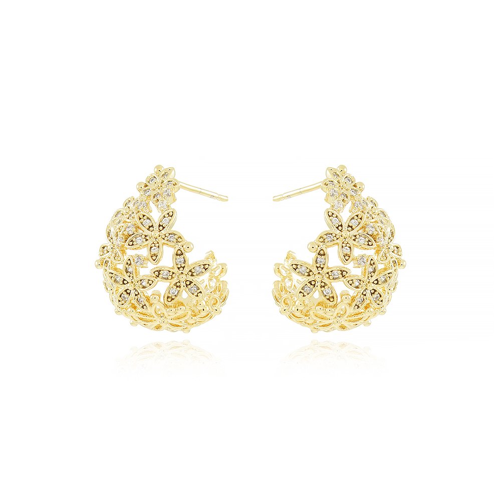 Bri-1078-Do Brinco Meia Argola Abaulada Com Flores Vazadas Cravejadas De Zircônias