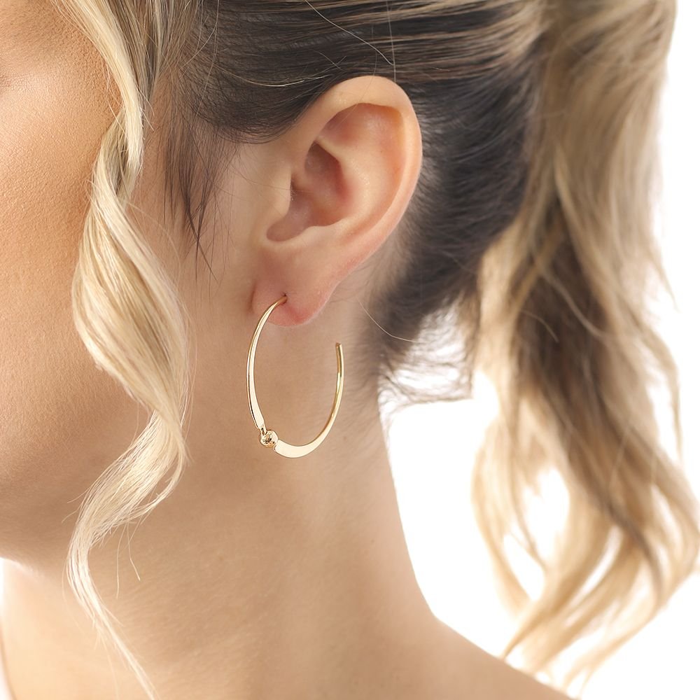 Brt-7325-Do Brinco De Meia Argola Com Detalhe De Bolinha (3,95cm).&Nbsp;