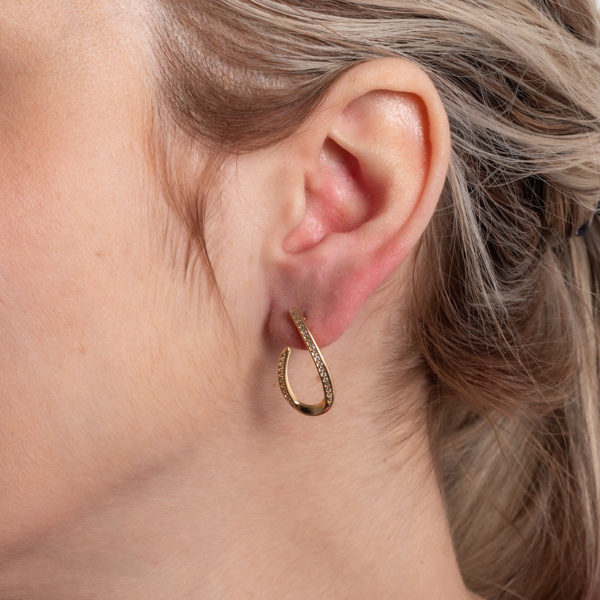 Brt-7651-Do Brinco Meia Argola Cravejado De Zircônias Cristais.