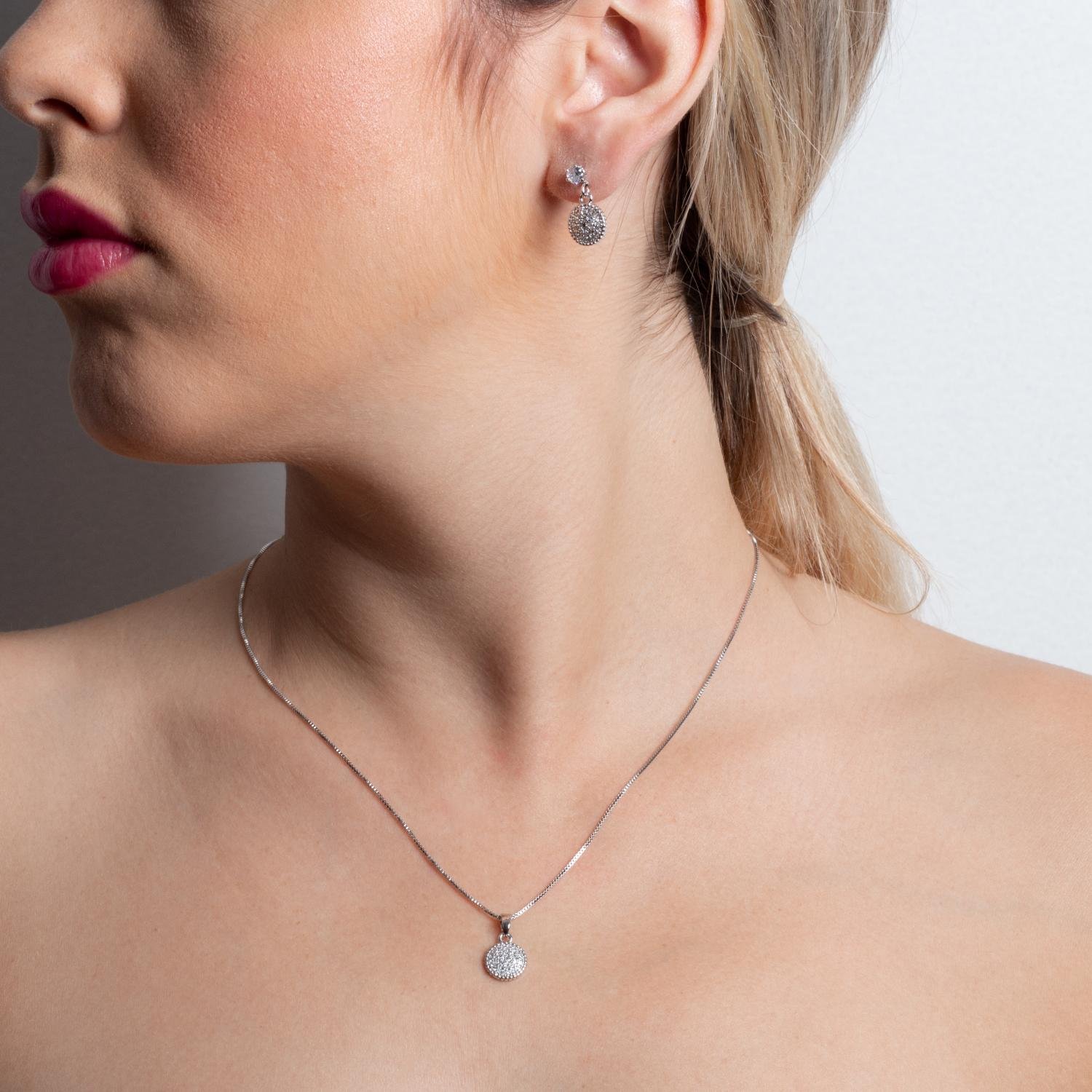 Encante-Se Com Esse Conjunto! Este Lindo Conjunto Cravejado De Zircônias Cristais É Feito Com Latão Banhado A Ródio Branco De Alta Qualidade. Com Design Único E Elegante, Que Garante Excelentes Venda