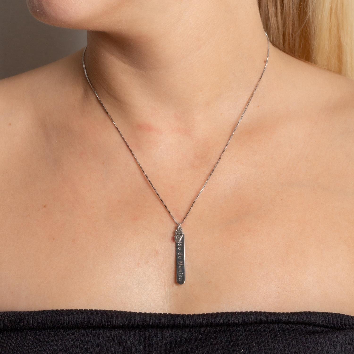 Cls-1933-Rd Colar Com Plaquinha Mãe De Menino E Pingente De Menino - Ródio Branco (45cm+5cm).