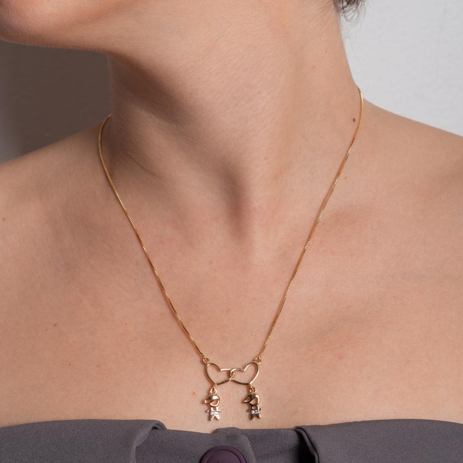 Clti-2016-Fo Colar Com Dois Corações Vazados E Dois Meninos Cristal Com Ródio (21x21cm).