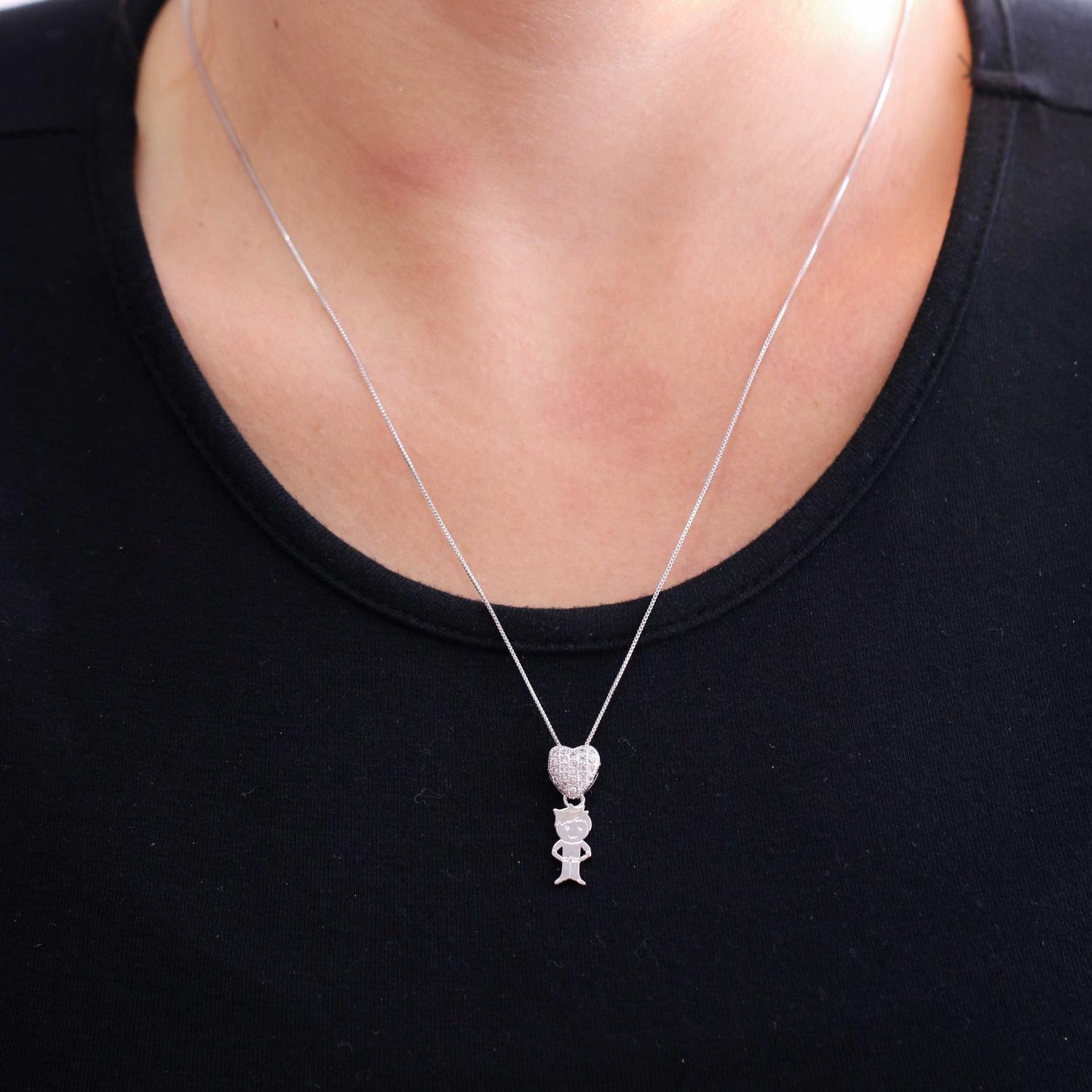 Clti-957-Rd Colar Com Pingente De Menino Com Coração Cravejado.