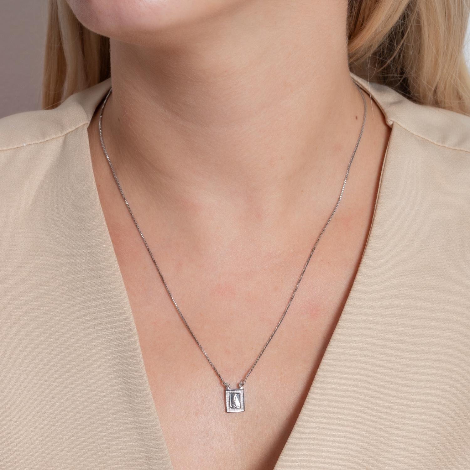 Esc-134-Rd Escapulário Nossa Senhora Do Carmo E Nossa Senhora Aparecida - Ródio Branco (30x30cm).