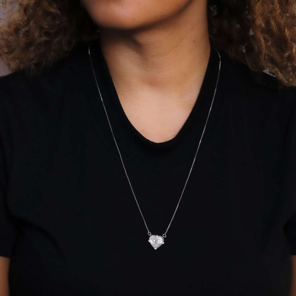 Esc-170-Rd Escapulário De Coração Espírito Santo E Mão Com Terço - Ródio Branco (30x30cm).