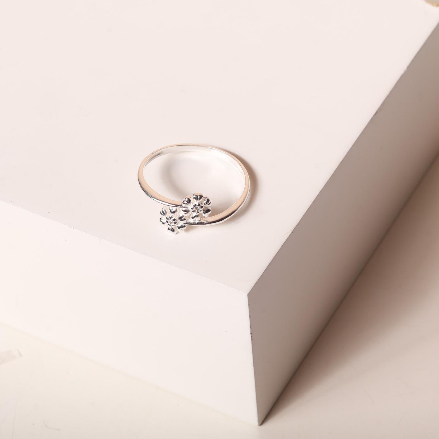 Ag-An-980 Anel com Duas Flores Cristal. 