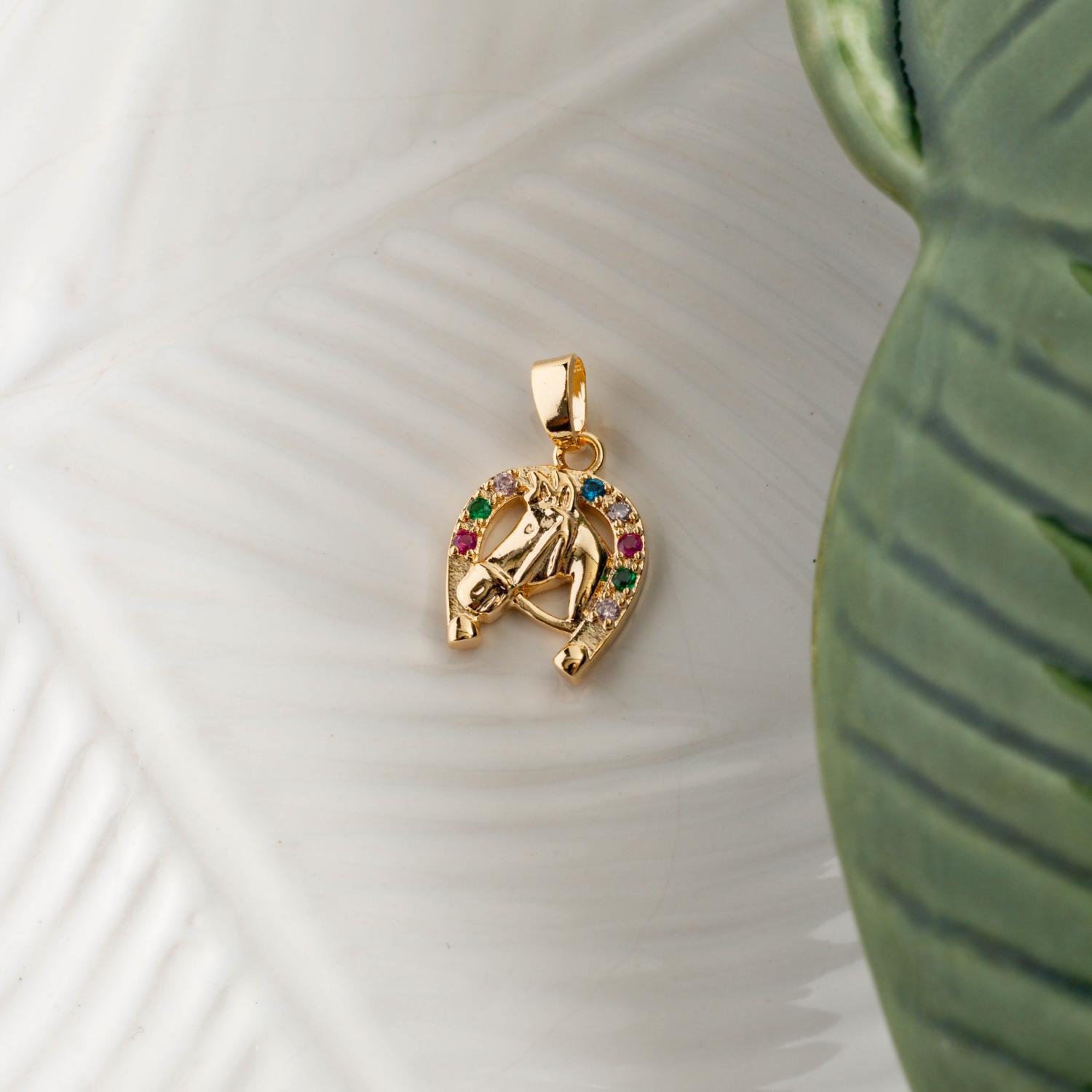 Pgt-394-Fo Pingente De Ferradura E Cavalo Cravejado Colorido.