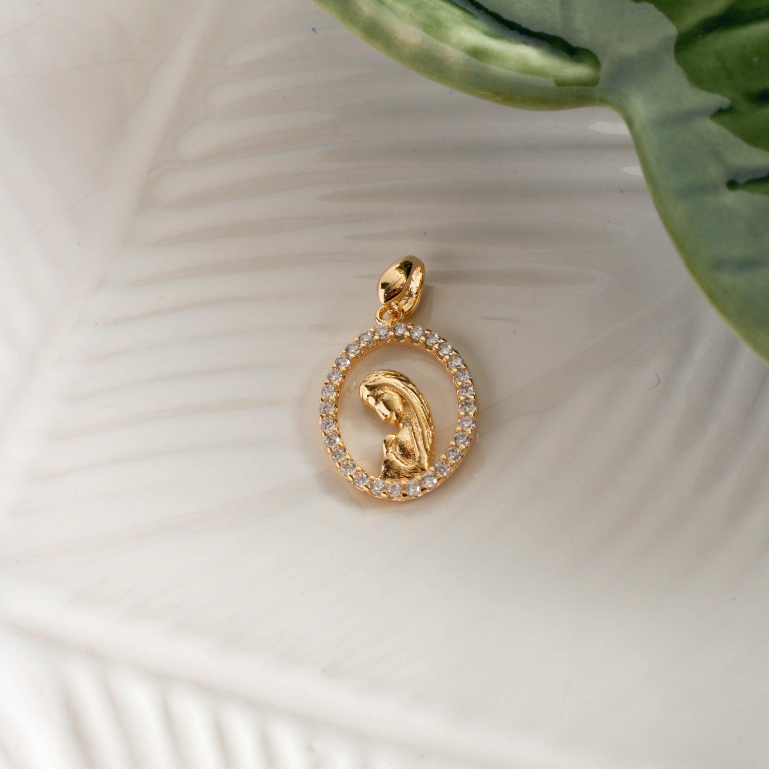 Pgt-428-Fo Pingente De Nossa Senhora Cravejado De Zirtcônias Cristais.