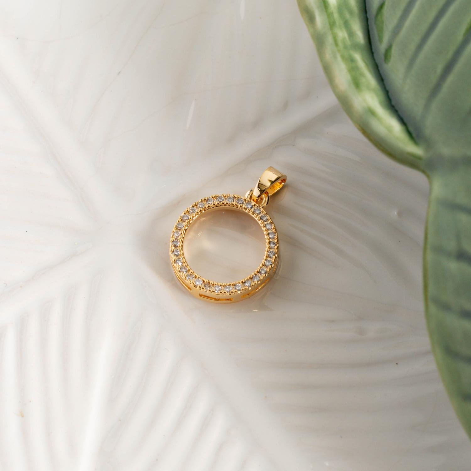 Pgt-437-Fo Pingente Redondo Vazado Cravejado De Zircônias Cristais.