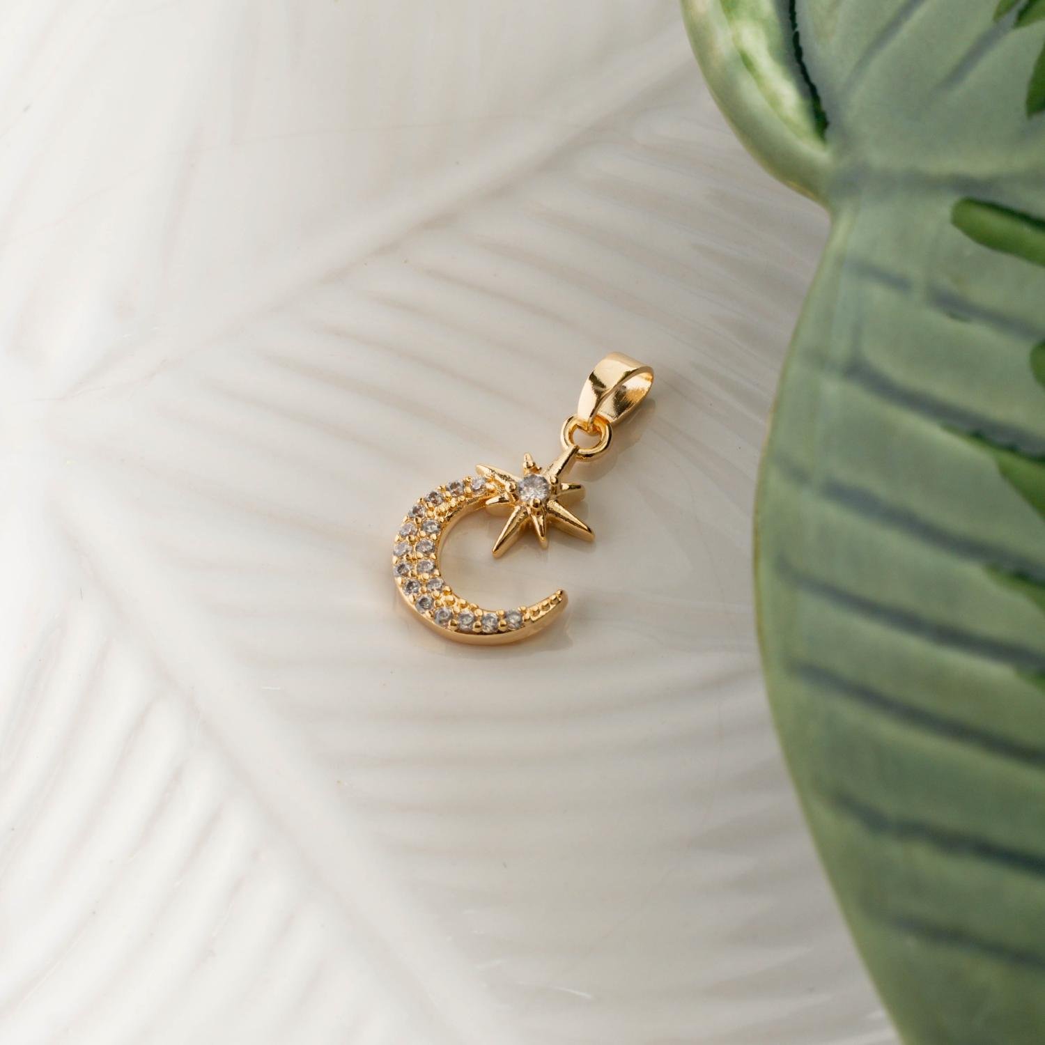 Pgt-454-Fo Pingente De Lua E Estrela Cravejado De Zircônias Cristais.