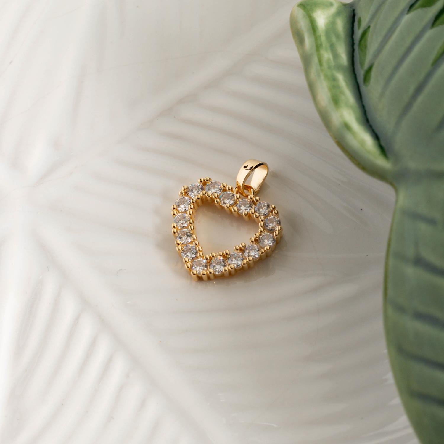 Pgt-467-Fo Pingente De Coração Vazado Cravejado De Zircônias Cristais.