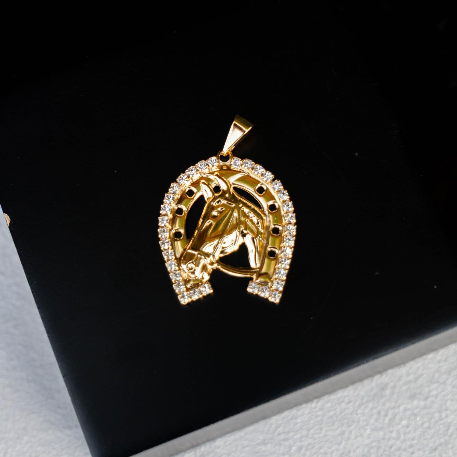 Pgt-477-Fo Pingente De Ferradura Com Cavalo Cravejada Cristal.