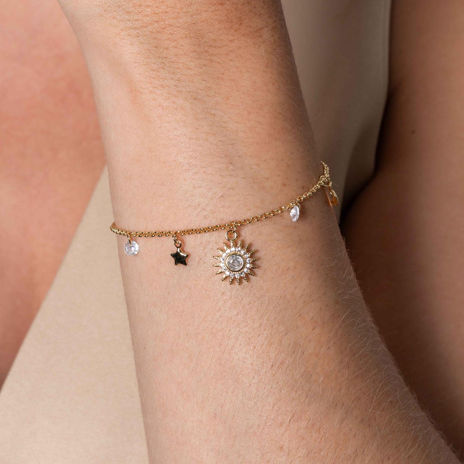 Pst-5227-Fo Pulseira Com Pingentes De Sol Cravejado, Lua, Estrelinha E Zircônia Cristal.