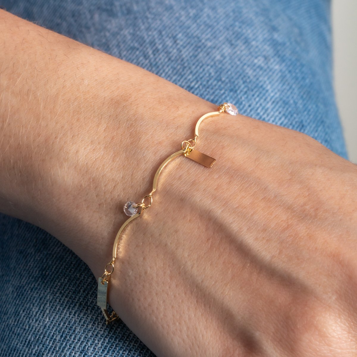 Pst-5421-Fo Pulseira Palito Com Pingentes De Zircônias Cristais E Plaquinhas Lisas.