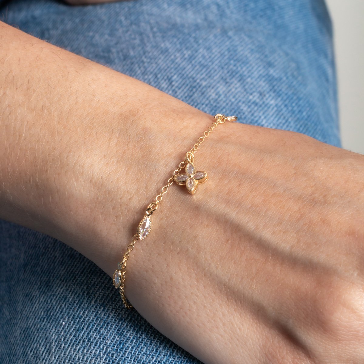 Pst-5439-Fo Pulseira Com Pingentes De Flor E Zircônias Cristais.