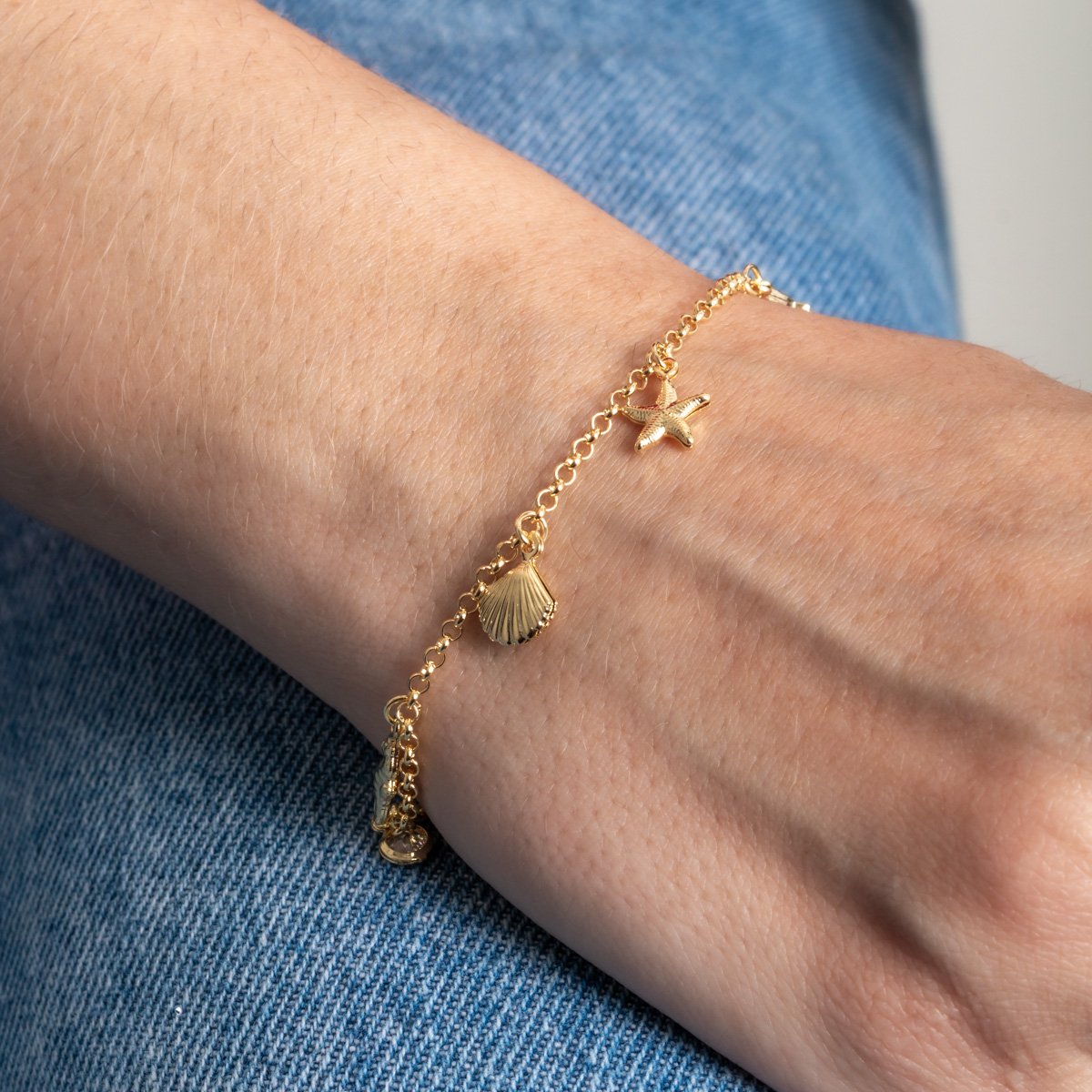 Pst-5447-Fo Pulseira Com Pingentes De Cavalo Marinho. Concha, Estrela Do Mar, Peixe E Zircônia Cristal.