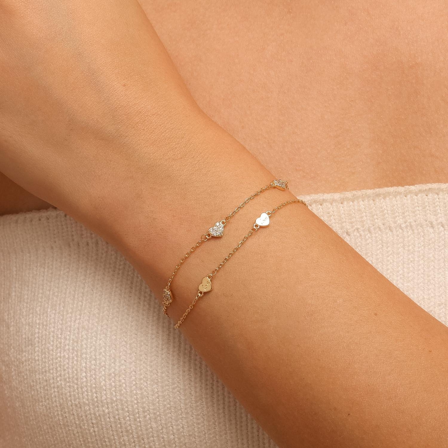 Pst-5650-Fo Pulseira com Pingentes de Coração Cravejados e Corações com Escrita 'Love' Gravada