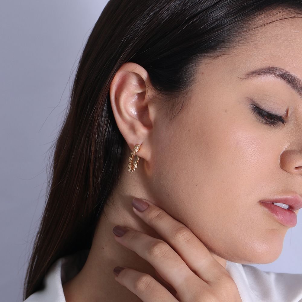 Tn02130-Do Brinco Meia Argola Detalhada Cravejado Cristal (20mm)