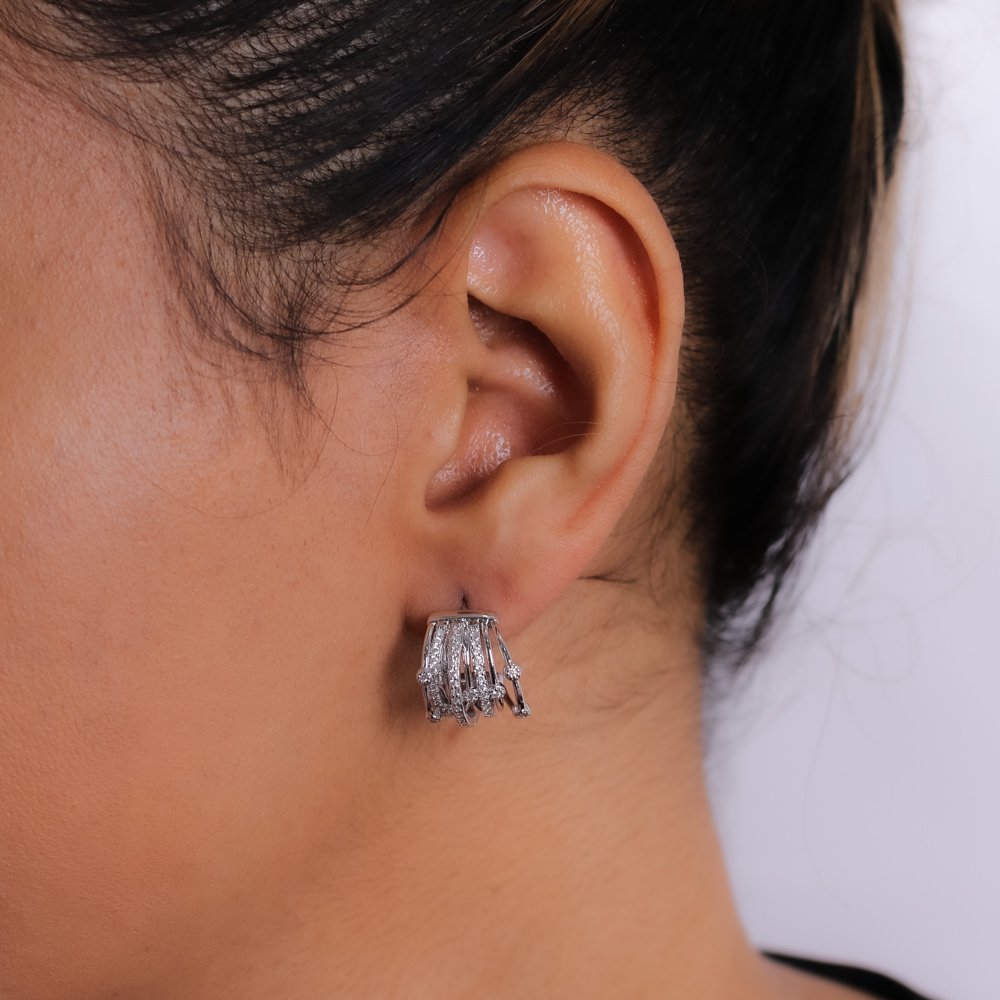 Tn02232-Rd Brinco Meia Argola Cravejado Cristal - Ródio Branco.
