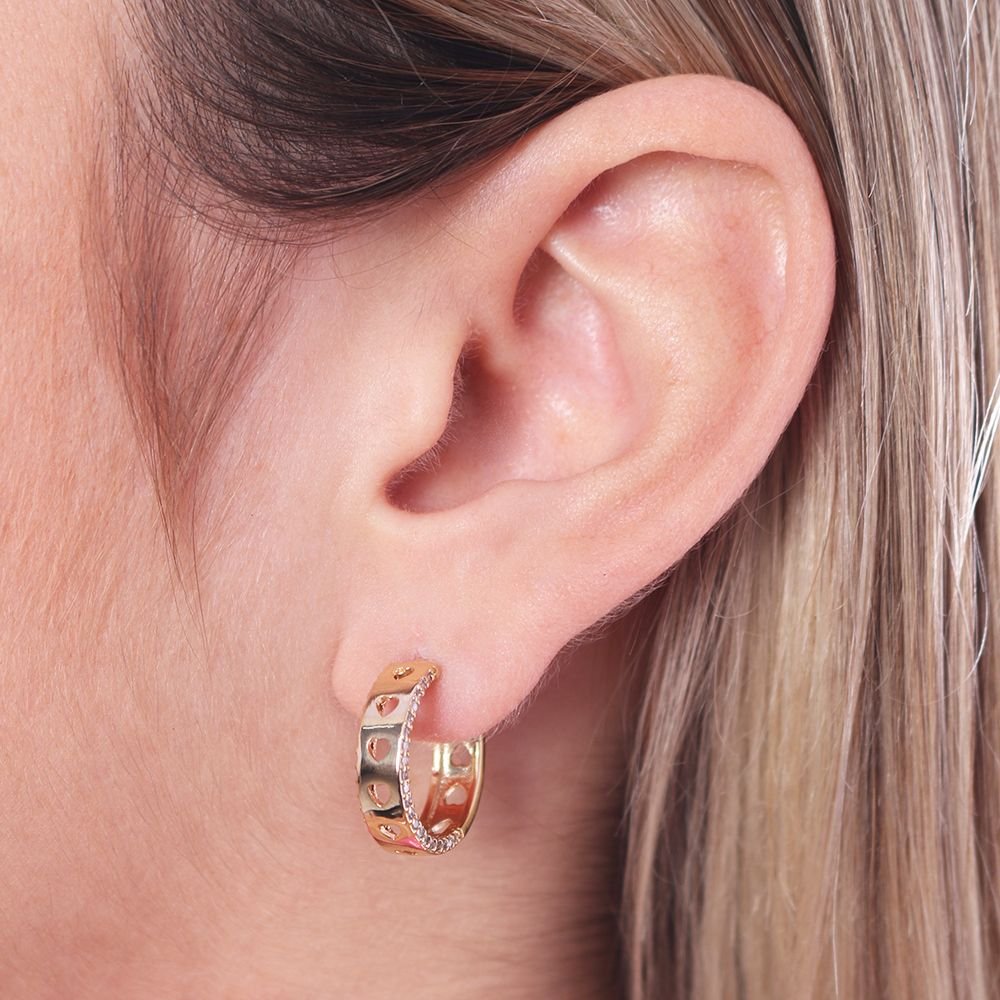 Tn03043-Do Brinco Meia Argola Com Corações Cravejado De Zircônias