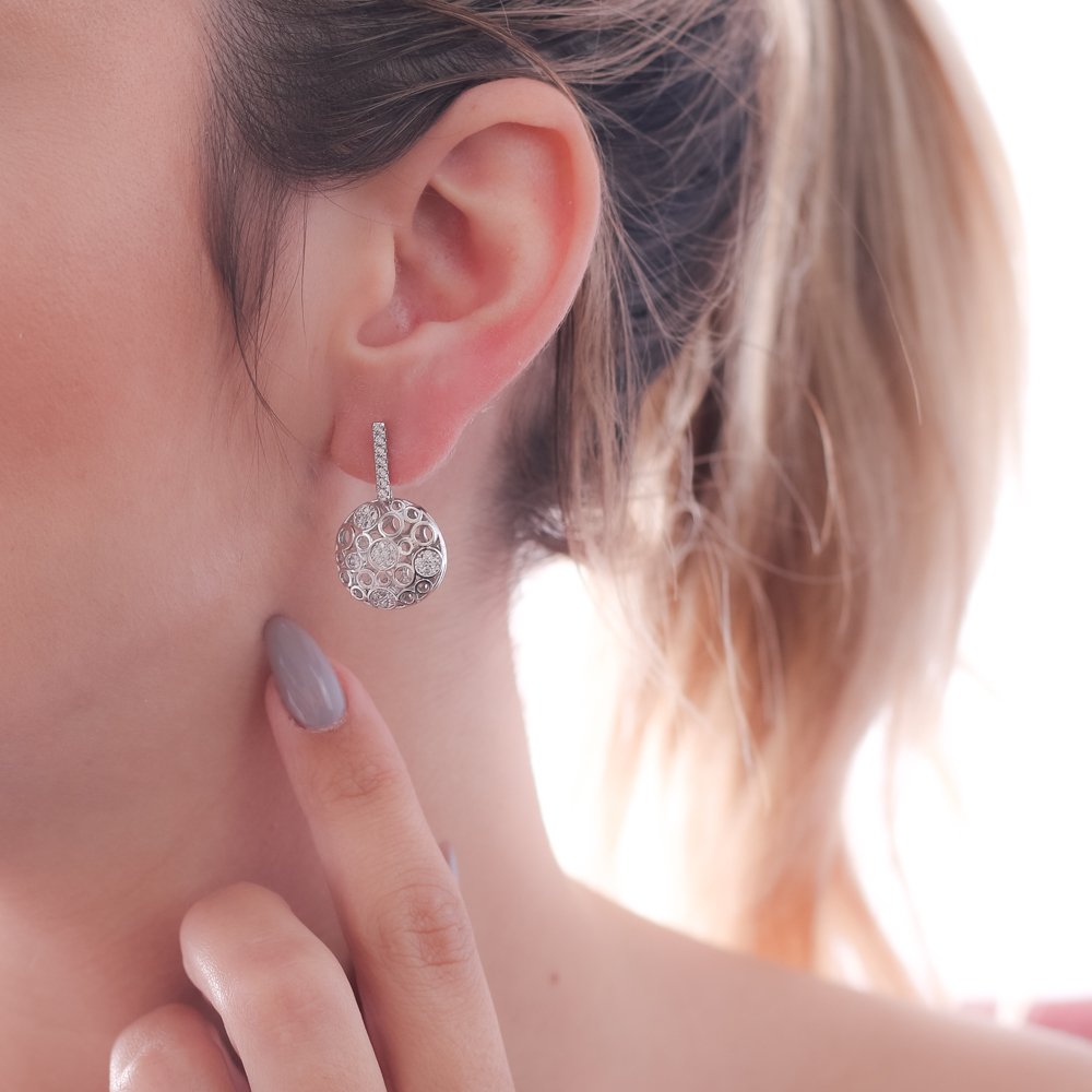 Tn03052-Rd Brinco Detalhado Cravejado De Zircônias Cristais - Ródio Branco.