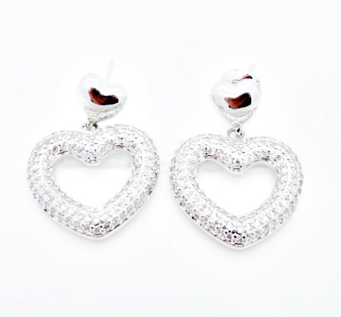 Tn03068-Rd Brinco De Coração Vazado Cravejado De Zircônias Cristal - Ródio Branco.