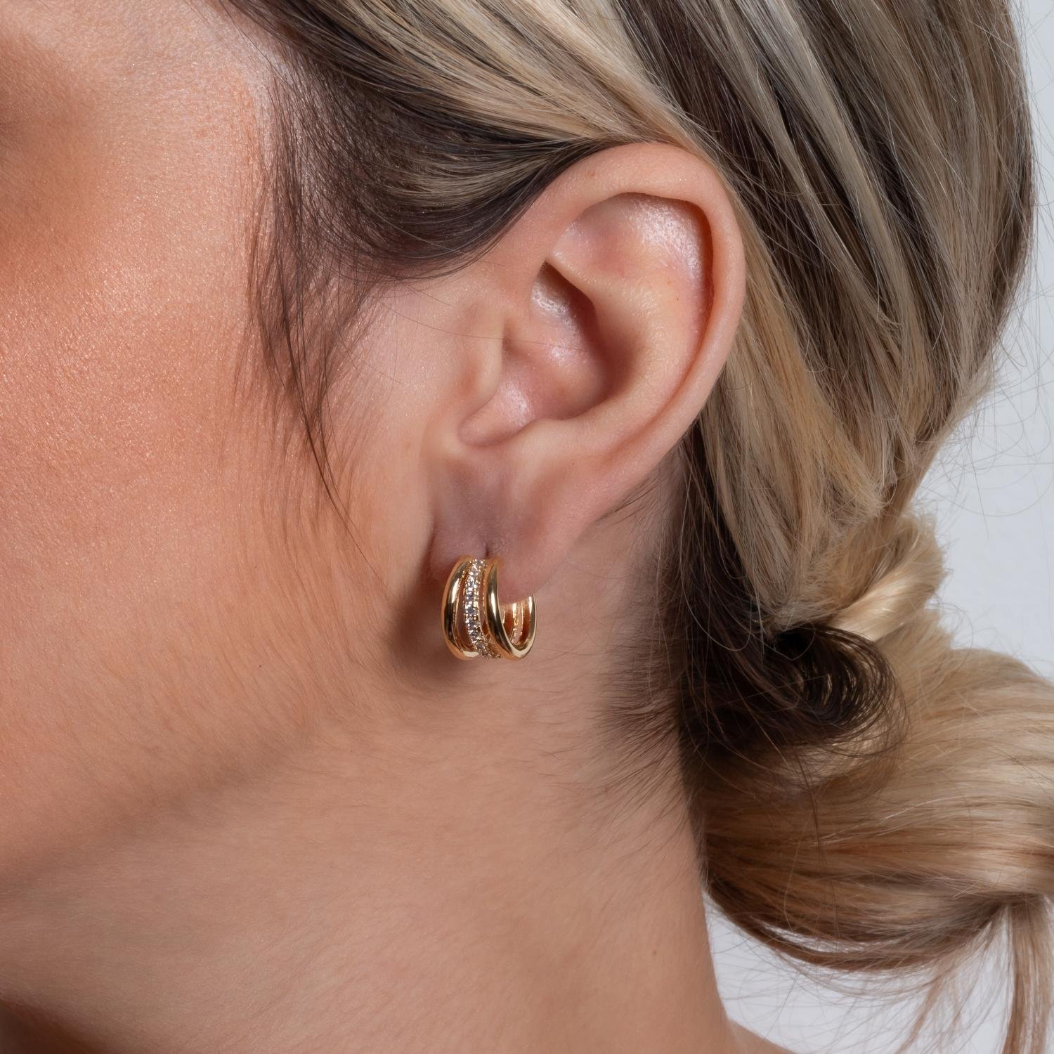 Tn03070-Do Brinco Meia Argola Três Fios Cravejada Cristal E Lisa.