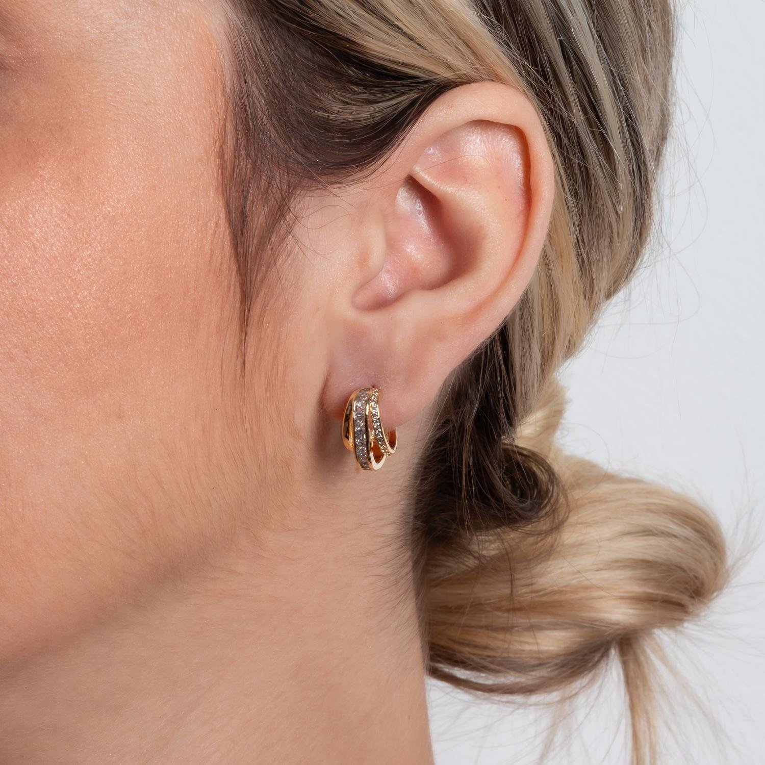 Tn03076-Do Brinco Meia Argola Três Fios Cravejada Cristal E Lisa.