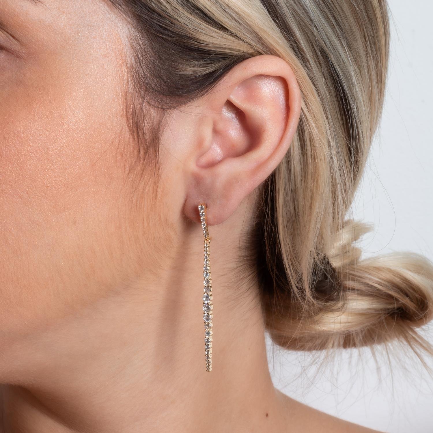 Tn03091-Do Brinco Longo Cravejado De Zircônias Cristais.