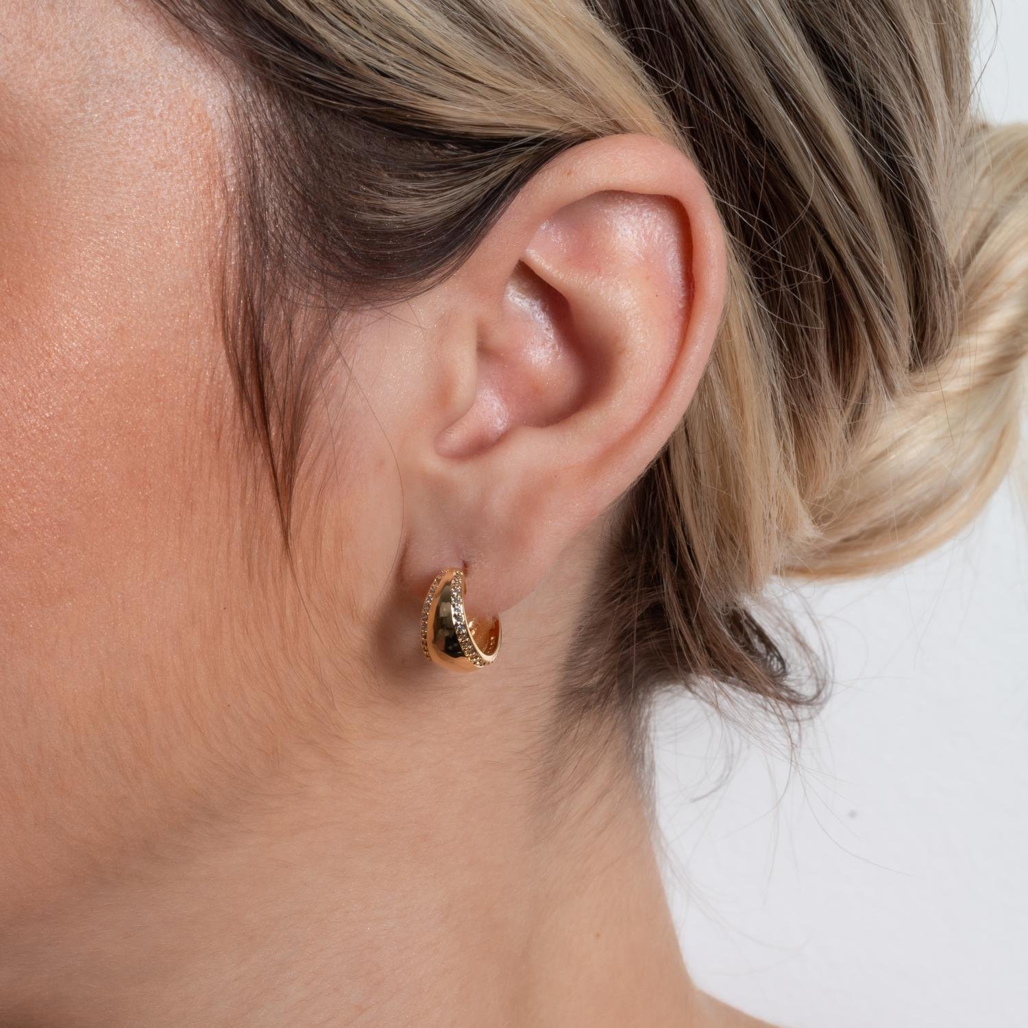 Tn03092-Do Brinco Meia Argola Cravejado De Zircônias Cristais.