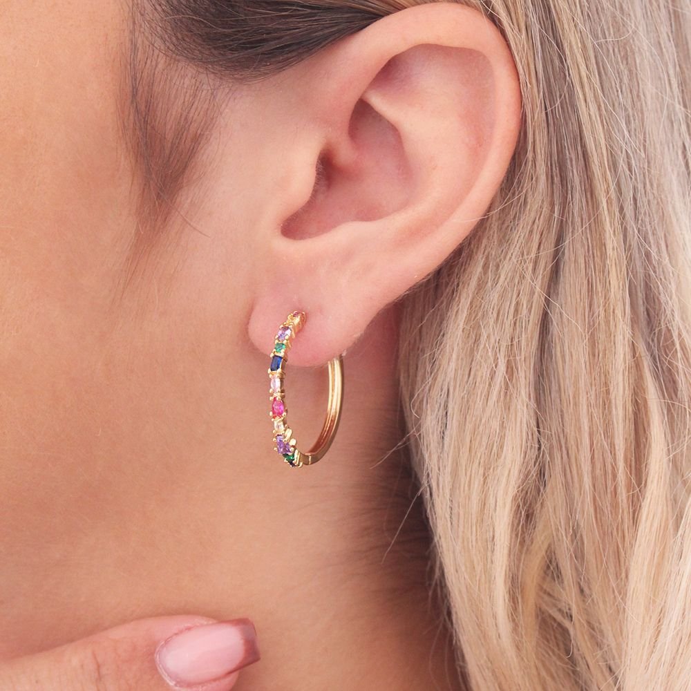 Tn03102-Do Brinco Meia Argola Cravejada De Zircônias Coloridas (24mm)